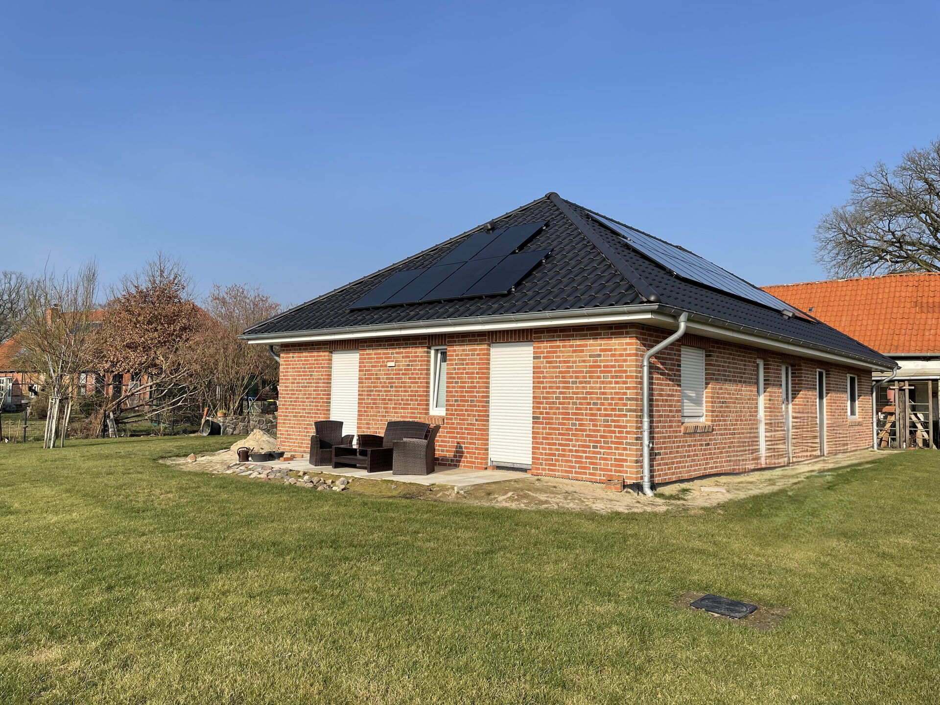 Volle Power… Energiesparender Neubaubungalow aus 1. Hand in Nahrendorf