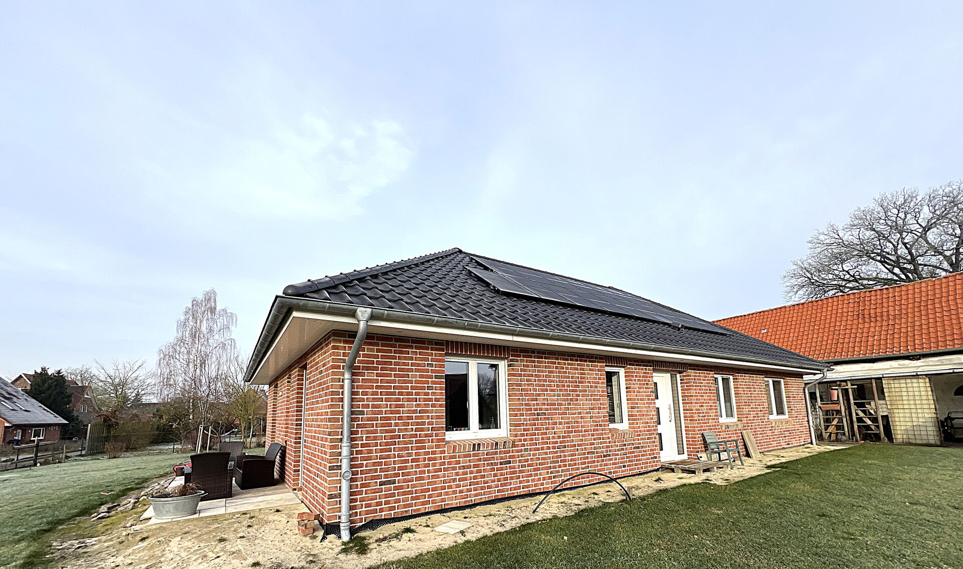 Volle Power… Energiesparender Neubaubungalow aus 1. Hand in Nahrendorf